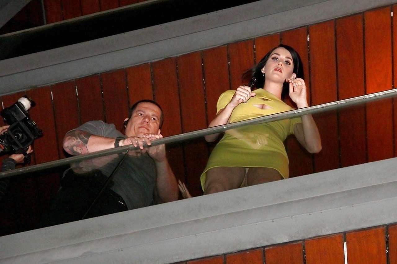 10P Katy Perry flashing her white panties upskirt paparazzi pictures