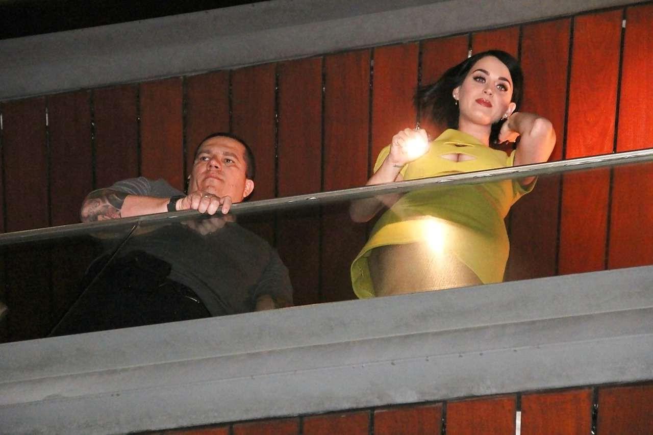 10P Katy Perry flashing her white panties upskirt paparazzi pictures