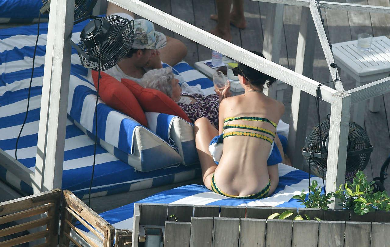 10P Katy Perry flashing her white panties upskirt paparazzi pictures