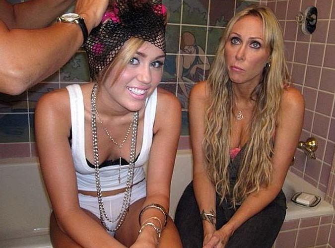 10P Miley Cyrus exposing her totally nude body in bathtub