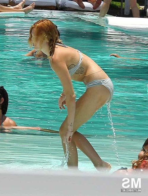 10P Miley Cyrus exposing her totally nude body in bathtub