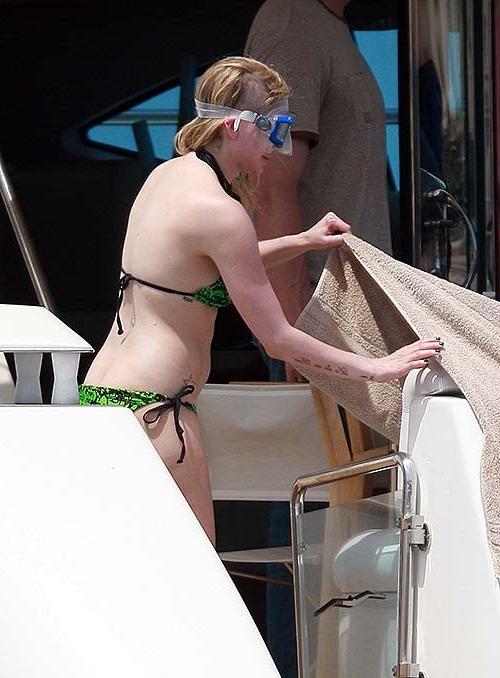 10P Avril Lavigne exposing sexy bikini body in green bikini on yacht