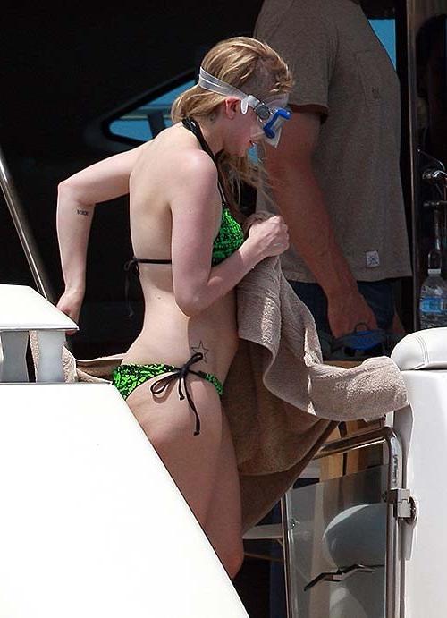 10P Avril Lavigne exposing sexy bikini body in green bikini on yacht
