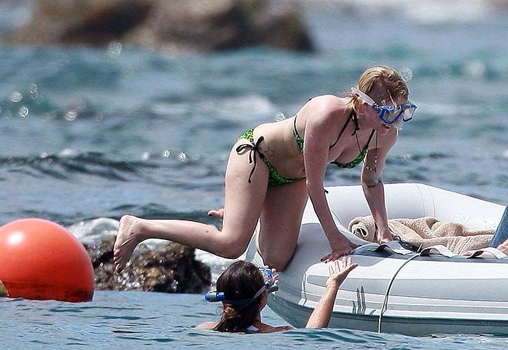 10P Avril Lavigne exposing sexy bikini body in green bikini on yacht