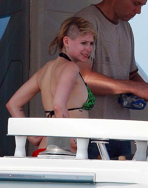 10P Avril Lavigne exposing sexy bikini body in green bikini on yacht