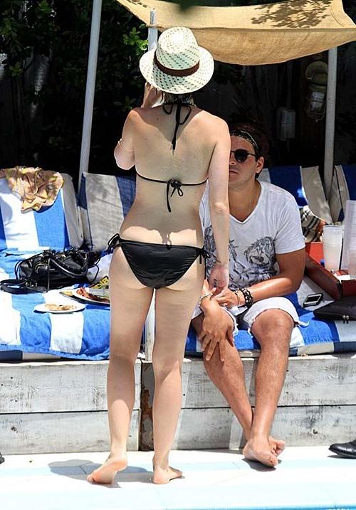 10P Katy Perry exposing sexy body and huge boobs in bikini