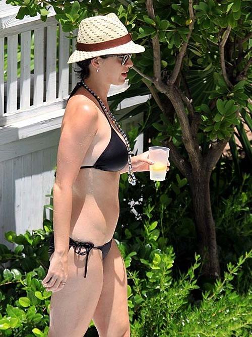 10P Katy Perry exposing sexy body and huge boobs in bikini
