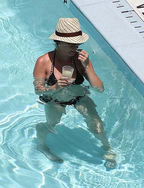 10P Katy Perry exposing sexy body and huge boobs in bikini