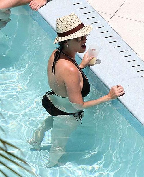 10P Katy Perry exposing sexy body and huge boobs in bikini