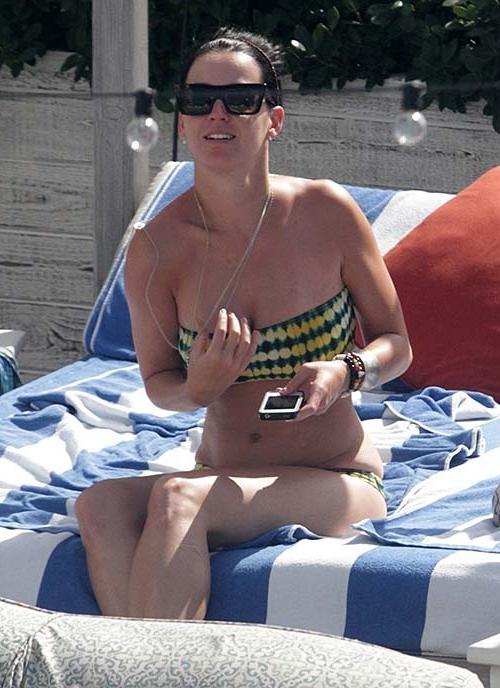 10P Katy Perry exposing sexy body and huge boobs in bikini at hotel pool