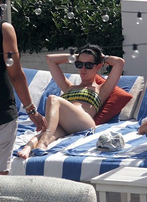 10P Katy Perry exposing sexy body and huge boobs in bikini at hotel pool