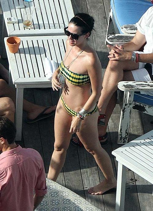 10P Katy Perry exposing sexy body and huge boobs in bikini at hotel pool