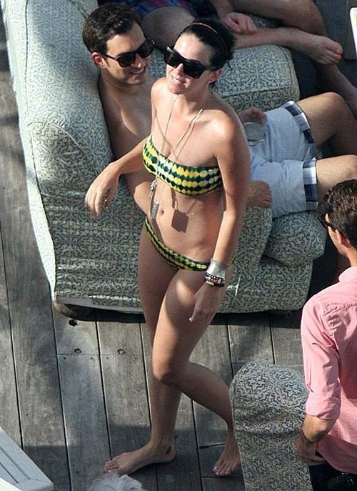 10P Katy Perry exposing sexy body and huge boobs in bikini at hotel pool