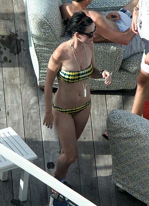 10P Katy Perry exposing sexy body and huge boobs in bikini at hotel pool
