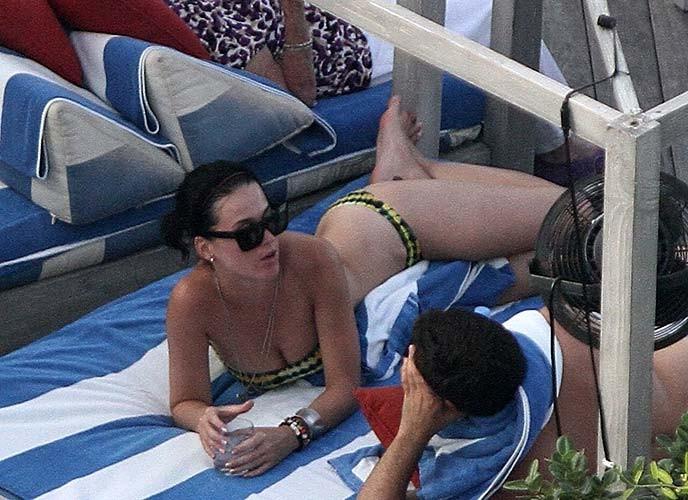 10P Katy Perry exposing sexy body and huge boobs in bikini at hotel pool
