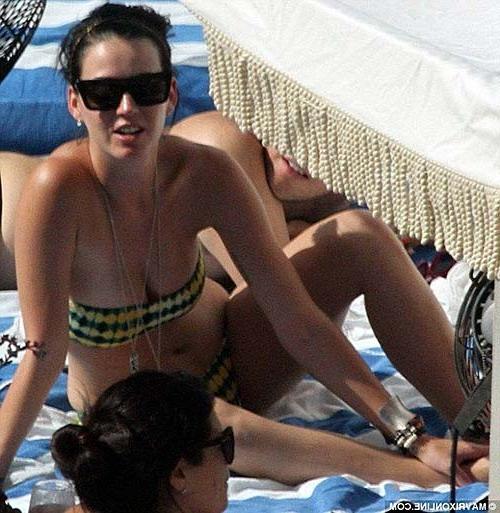10P Katy Perry exposing sexy body and huge boobs in bikini at hotel pool