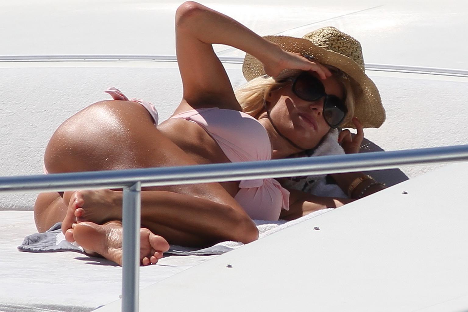 10P Victoria Silvstedt showing her toned ass in thong flesh colored bikini at the ya