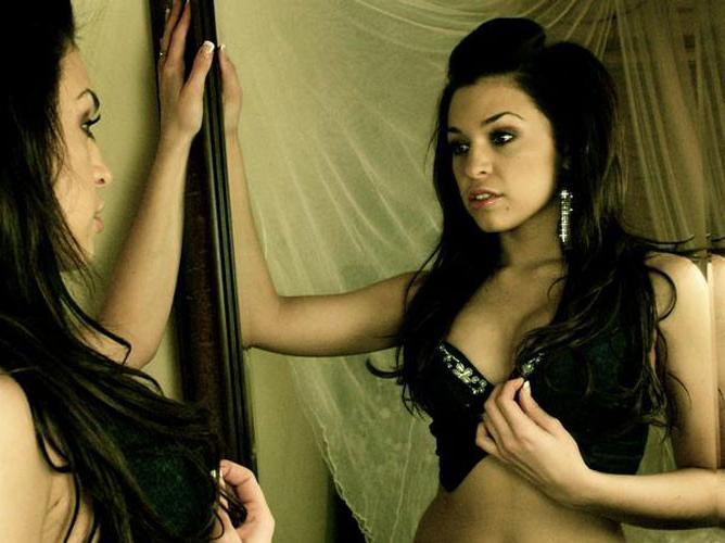 16P Kari Ann Peniche body shows her tits and ass