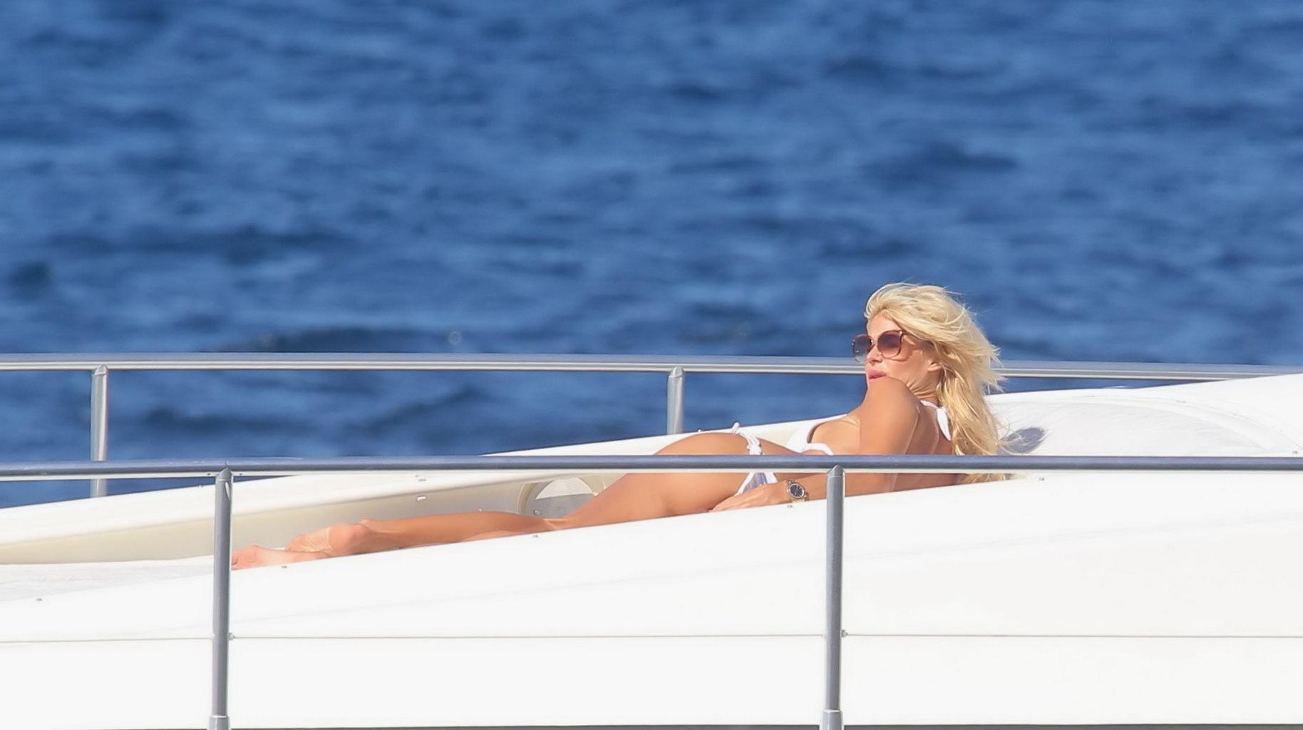 10P Victoria Silvstedt flashing her shaved pussy while sunbathing in bikini on yacht