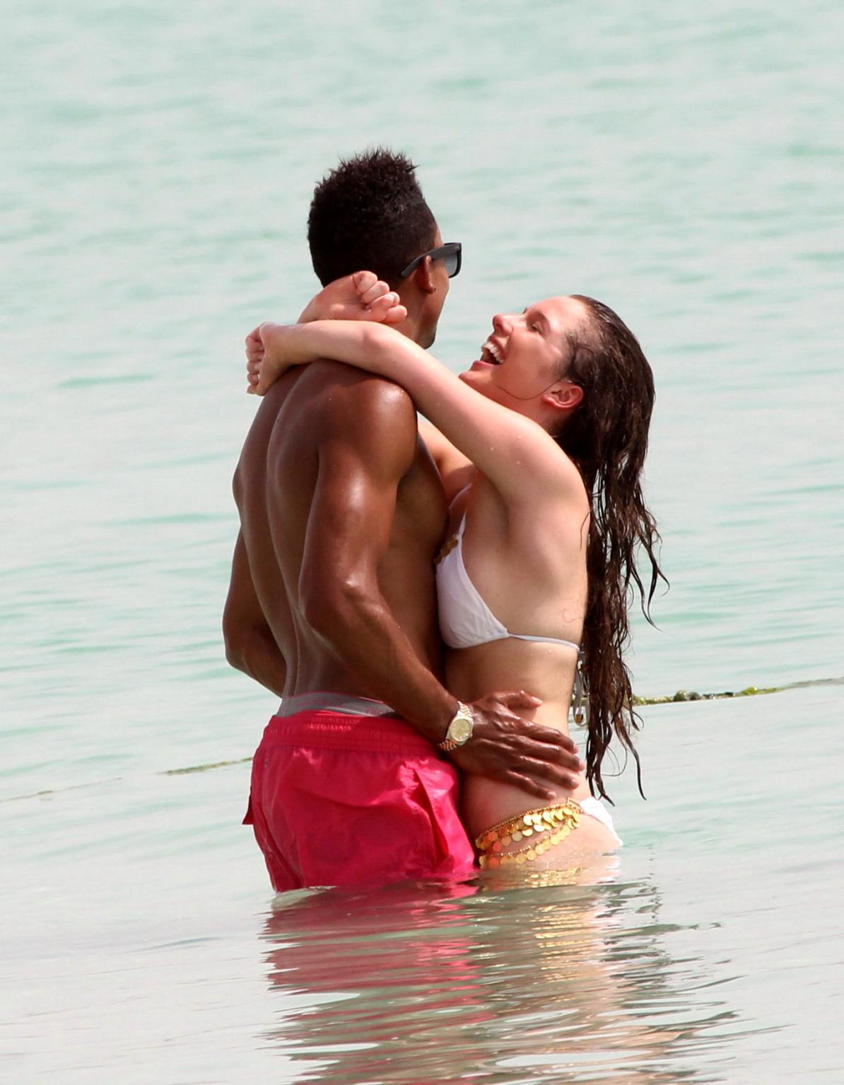 10P Helen Flanagan busty in bikini  making out with her boyfriend on a beach in Duba