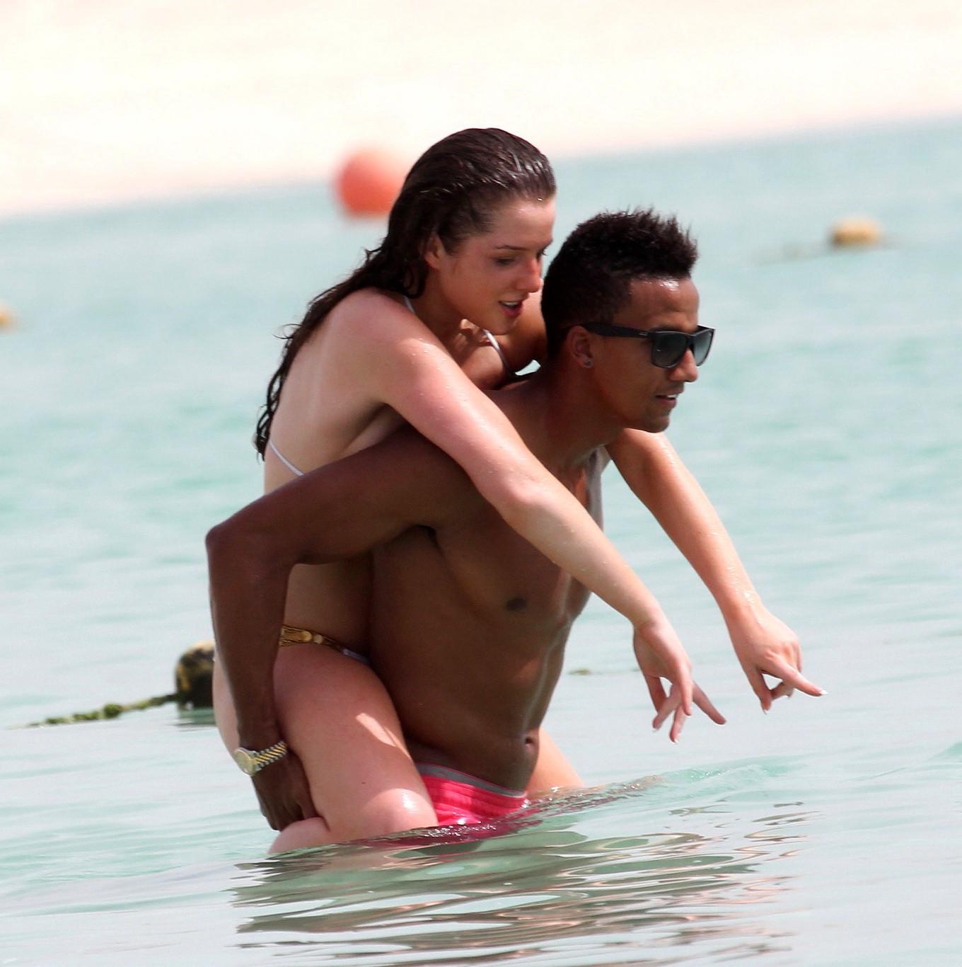 10P Helen Flanagan busty in bikini  making out with her boyfriend on a beach in Duba