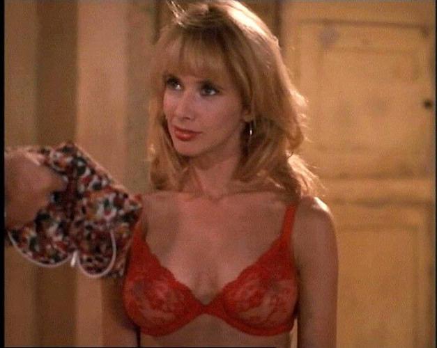 16P Rosanna Arquette body shows her tits and ass