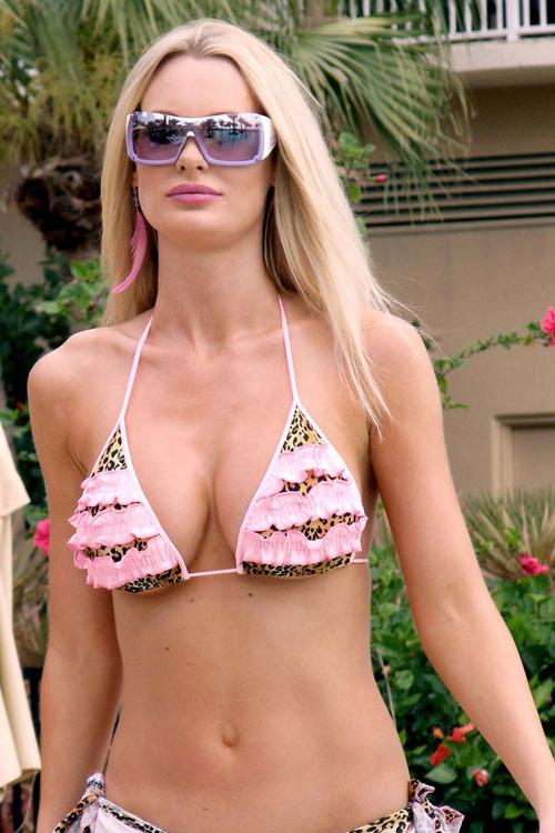 16P Sophie Turner body shows her tits and ass