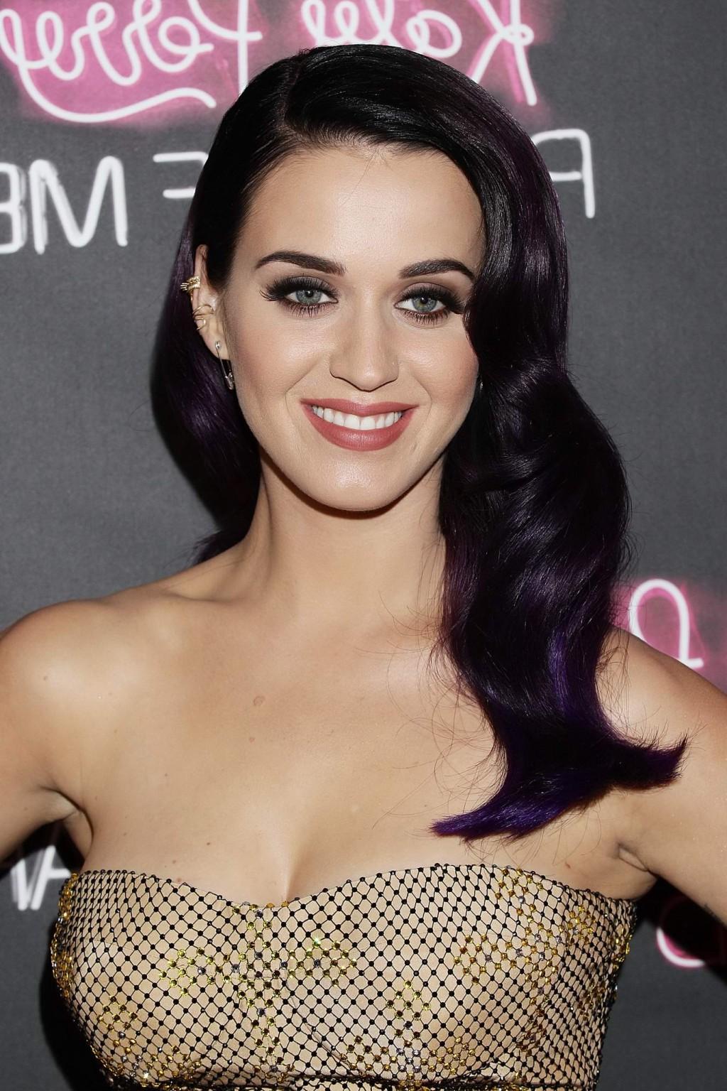 10P Katy Perry showing cleavage at 'Katy Perry: Part of Me' premiere in Sydney