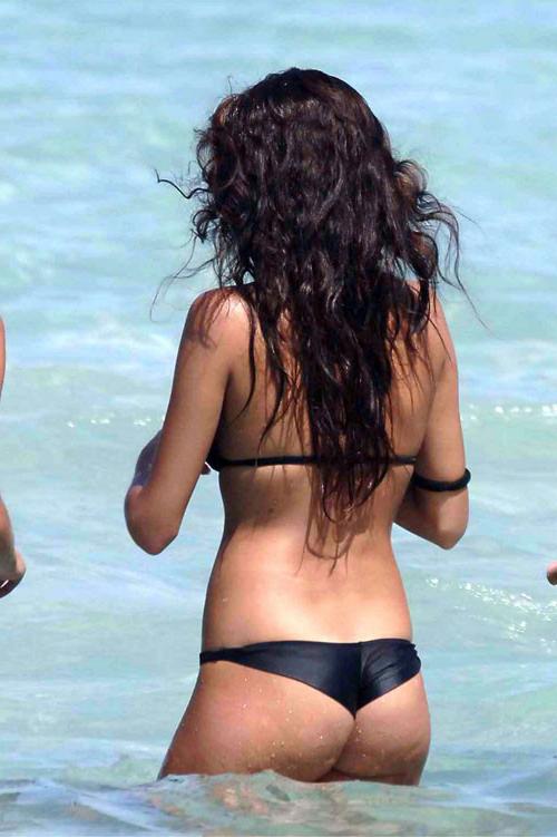 16P Giorgia Palmas body shows her tits and ass