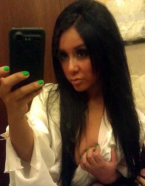 10P Nicole Snooki Polizzi exposing shaved pussy on leaked photos