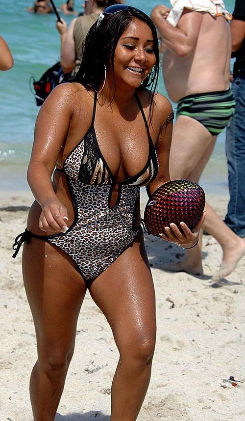 10P Nicole Snooki Polizzi exposing shaved pussy on leaked photos