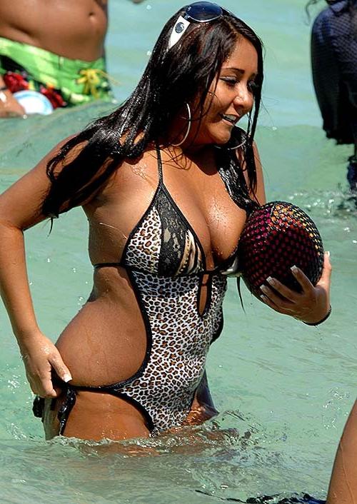 10P Nicole Snooki Polizzi exposing shaved pussy on leaked photos