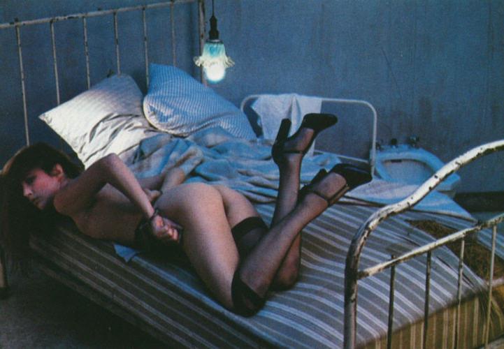 16P Jane Birkin body shows her tits and ass
