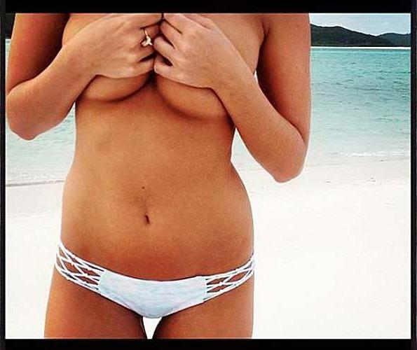 10P Kate Upton exposing huge cleavage and sexy body in bikini