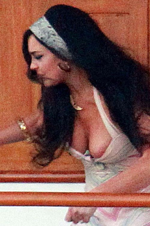 10P Lindsay Lohan boob slip and huge boobs paparazzi photos