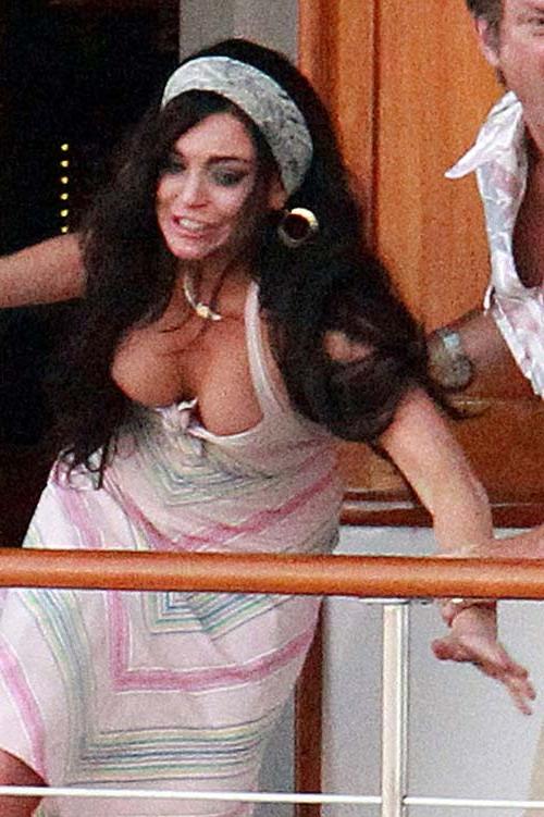 10P Lindsay Lohan boob slip and huge boobs paparazzi photos