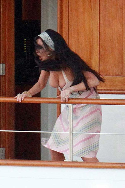 10P Lindsay Lohan boob slip and huge boobs paparazzi photos