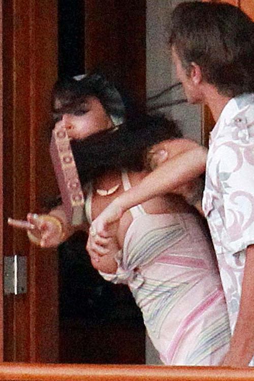 10P Lindsay Lohan boob slip and huge boobs paparazzi photos