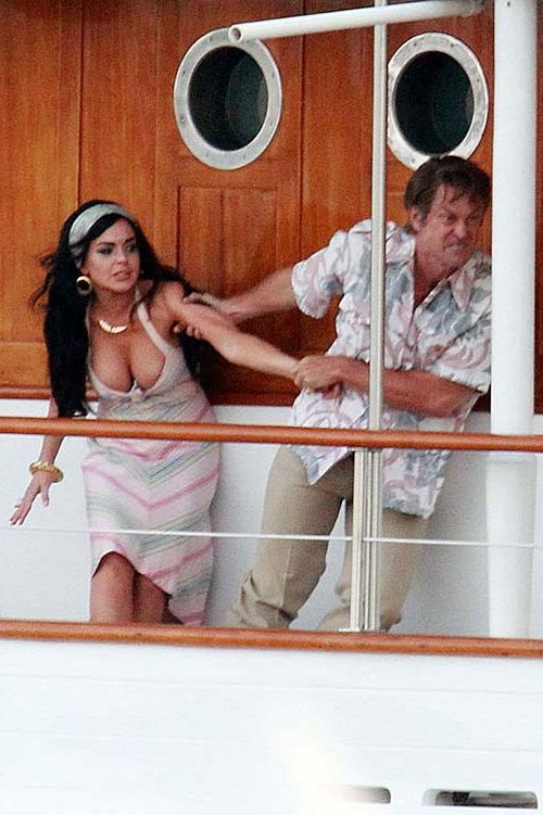 10P Lindsay Lohan boob slip and huge boobs paparazzi photos