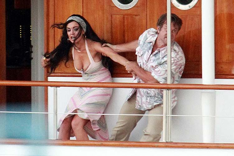 10P Lindsay Lohan boob slip and huge boobs paparazzi photos