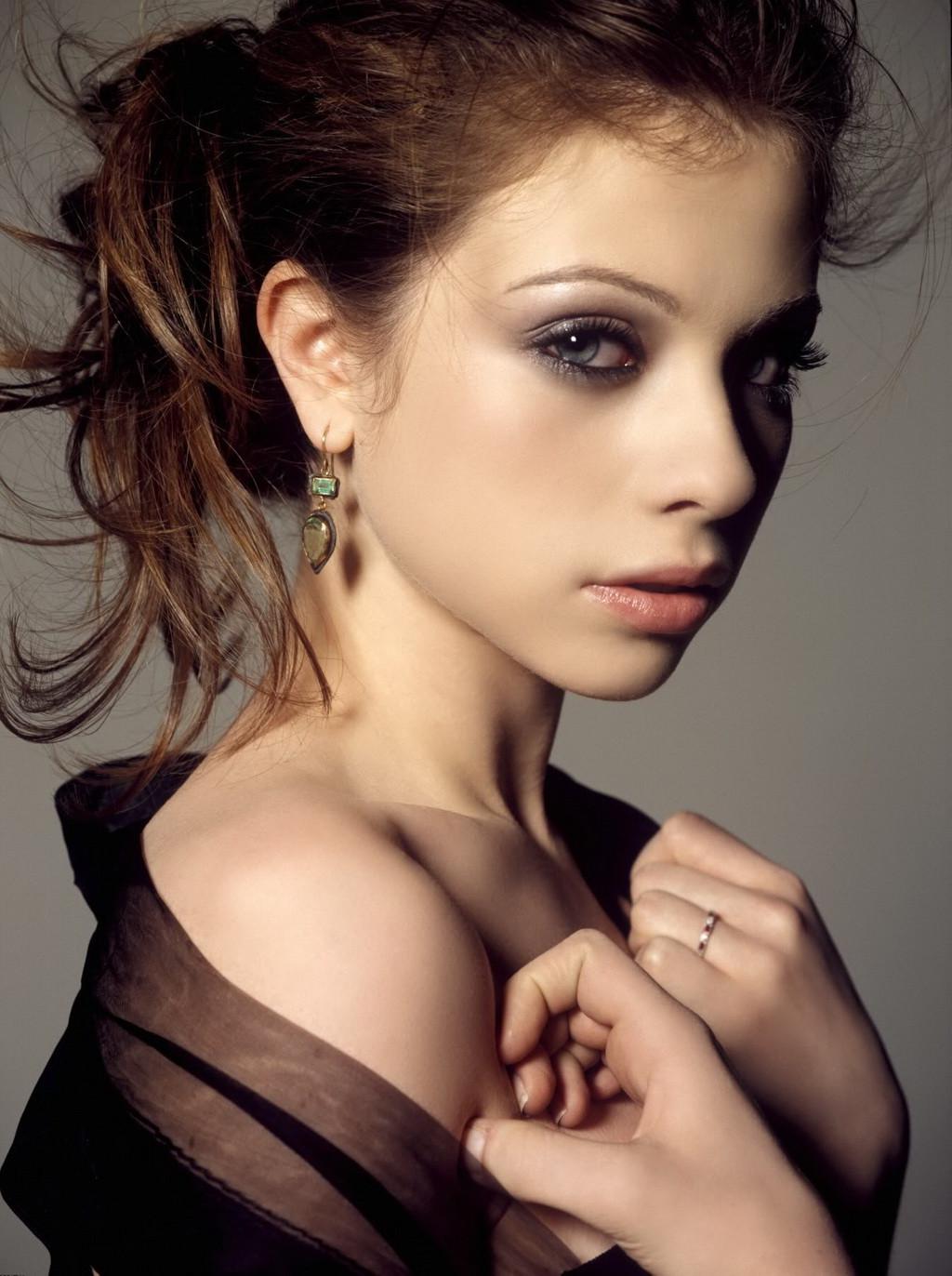 9P Michelle Trachtenberg showing off her curvy body in some hot c-thru lingerie at 