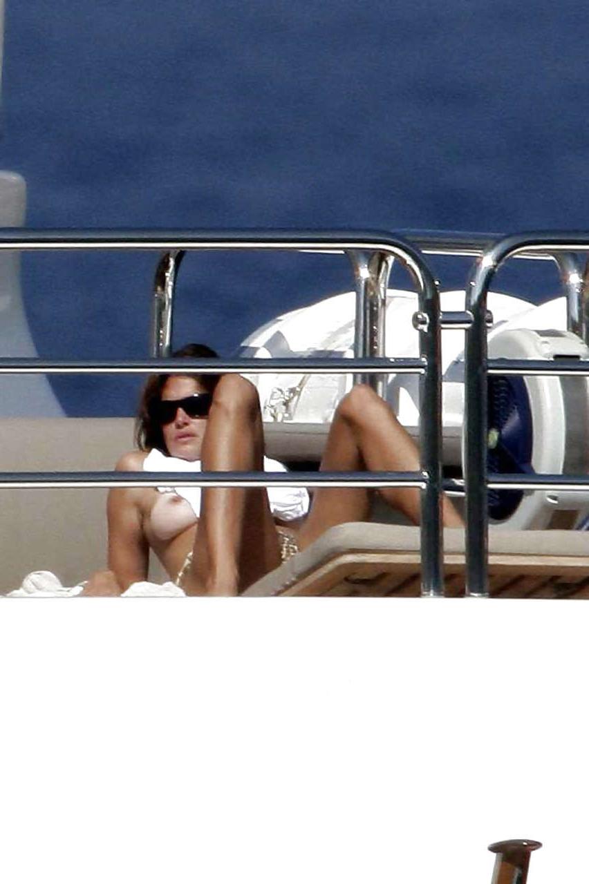 10P Cindy Crawford sunbathing topless on yach paparazzi pictures