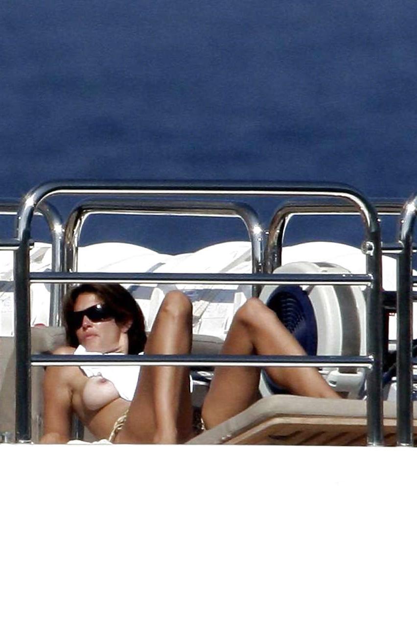 10P Cindy Crawford sunbathing topless on yach paparazzi pictures