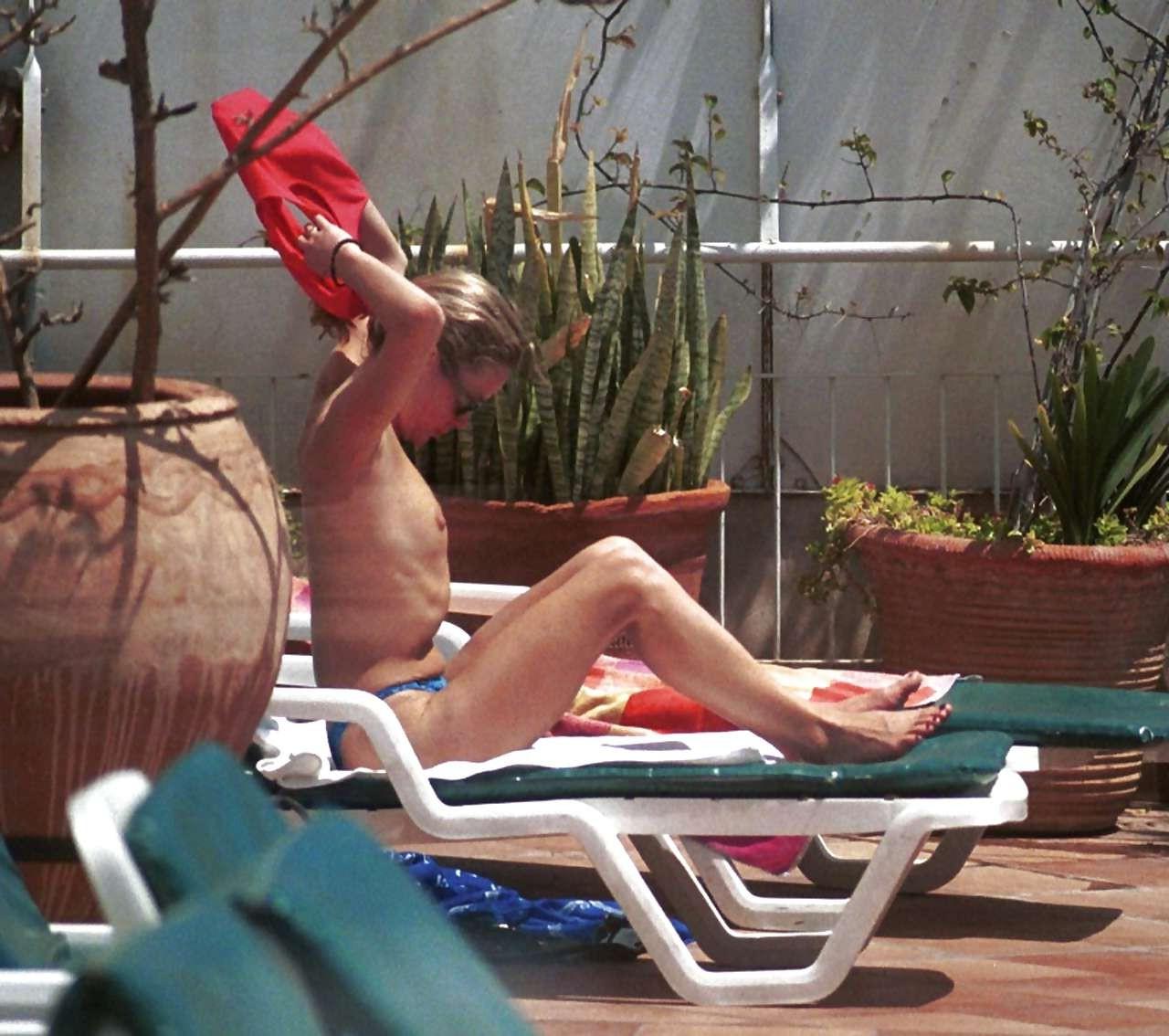 10P Amanda Holden showing her ass upskirt and topless