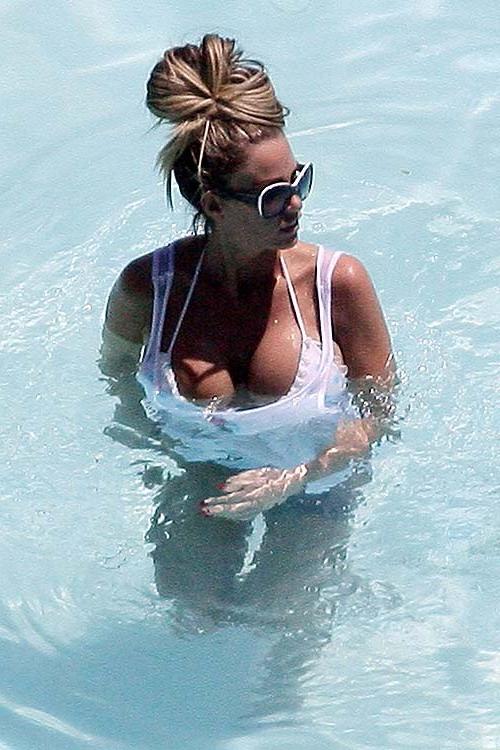 10P Katie Price giving hand job to her boyfriend on beach