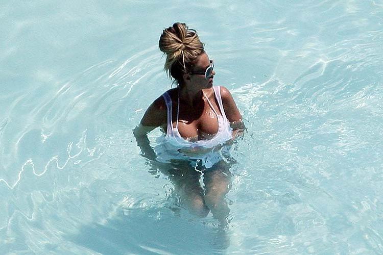10P Katie Price giving hand job to her boyfriend on beach