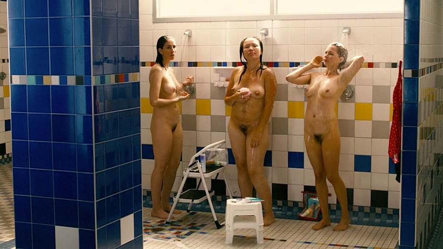 10P Michelle Williams exposing her totally nude body and huge boobs