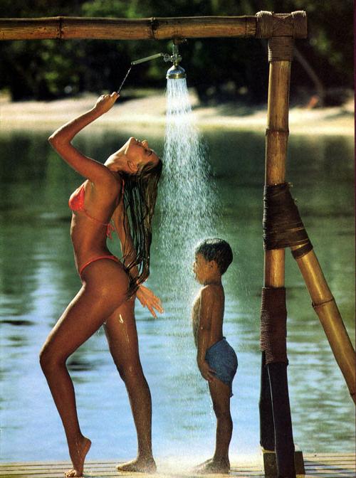 16P Paulina Porizkova body shows her tits and ass and pick