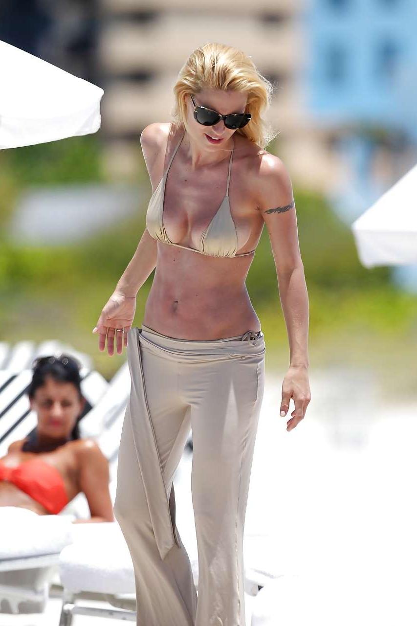 10P Michelle Hunziker playing and look hot in skimpy bikini