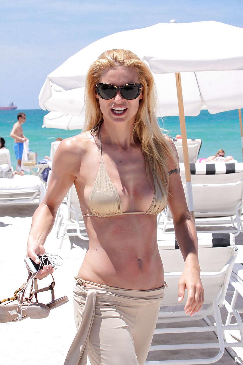 10P Michelle Hunziker playing and look hot in skimpy bikini